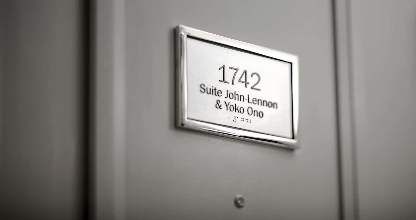 john-lennon-yoko-ono-bed-in-suite-the-fairmont-queen-elizabeth-hotel-montreal-canada