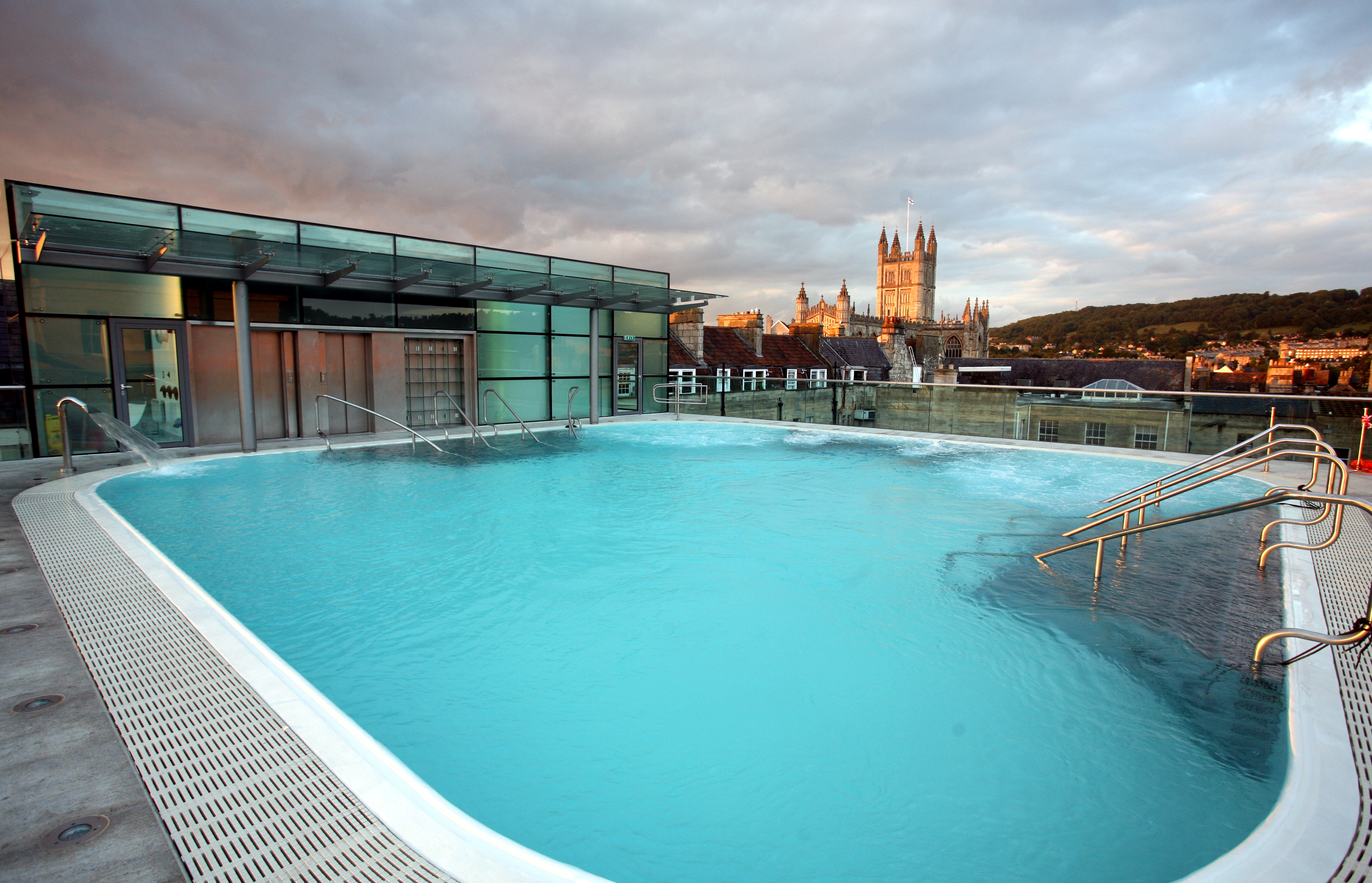 Включи горячий бассейн. Термы бата Thermae Bath Spa. Город бат термальные источники. Бат Англия горячие источники. Thermae Bath Spa, Bath, England.