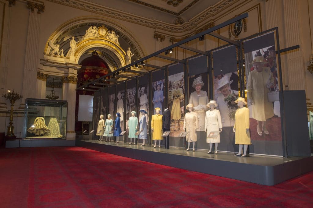 visit buckingham palace dress code