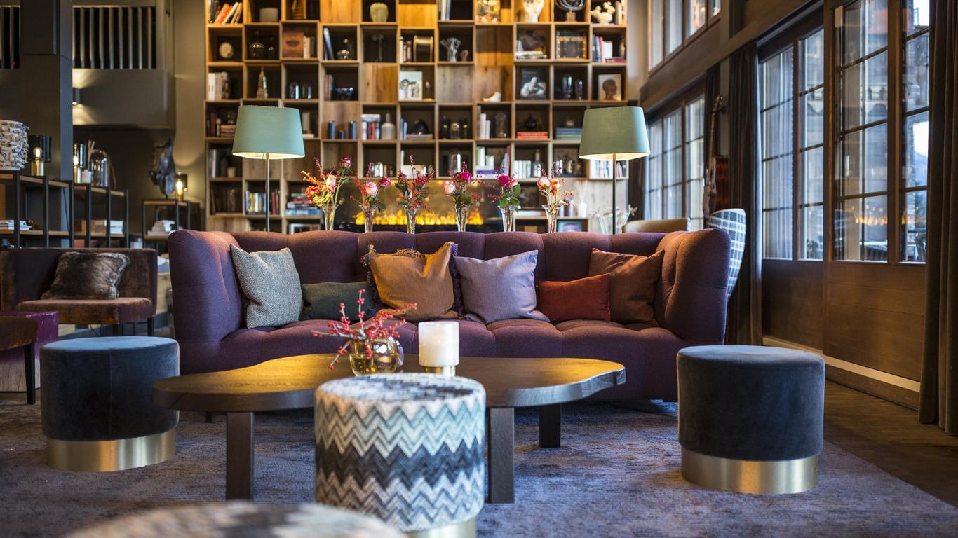 Huus Hotel Gstaad Saanen Lobby bar library Switzerland